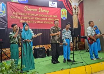 Siswa SLB Negeri Gedangan Sambut Tim SMPN 1 Sedati dengan Permainan Musik