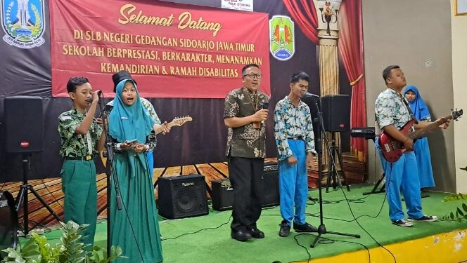 Siswa SLB Negeri Gedangan Sambut Tim SMPN 1 Sedati dengan Permainan Musik