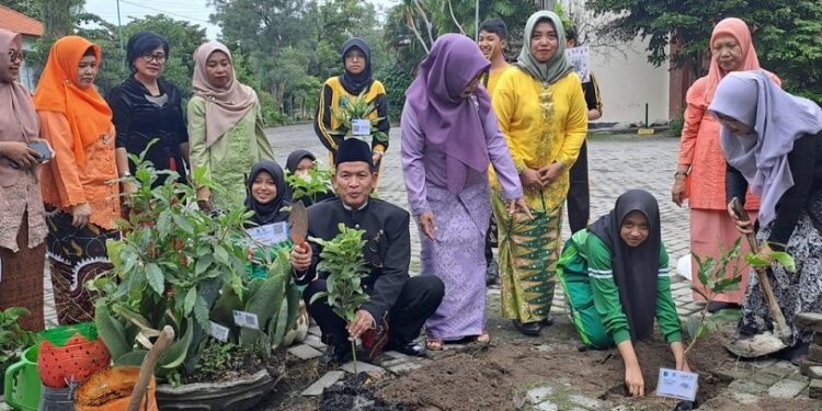 Peringati Harjasda ke 166 SMP Negeri 1 Sidoarjo Tanam 1000 Pohon