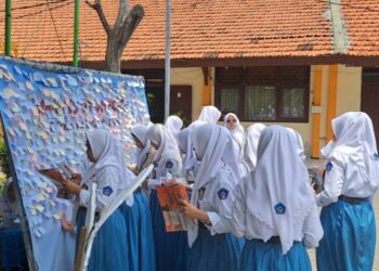 Peserta Campus Expo 2025 SMA Negeri 1 Porong Tempelkan Impian di Kertas Harapan
