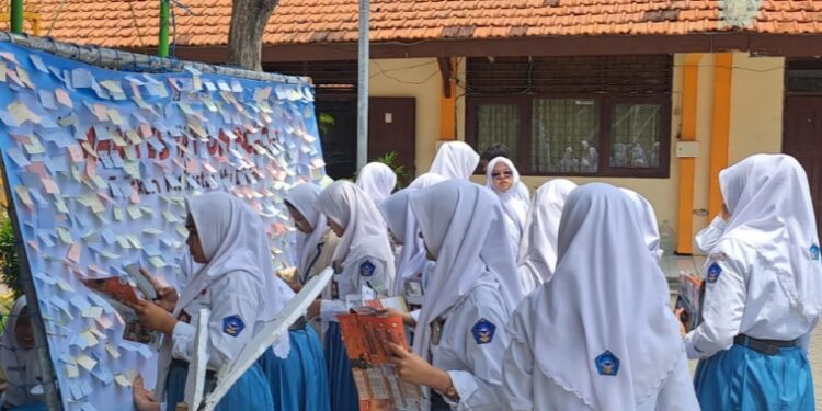 Peserta Campus Expo 2025 SMA Negeri 1 Porong Tempelkan Impian di Kertas Harapan