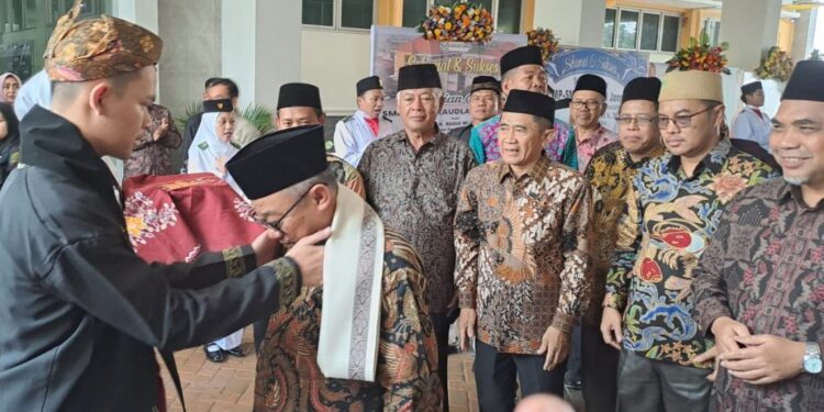 Mendikdasmen Tandatangani Prasasti Gedung Baru SMP dan SMA Raudlatul Jannah