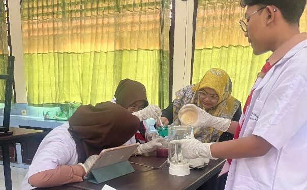 Teliti Buah Juwed, Siswa SMA Negeri 1 Porong Raih Emas AISEEF 2025