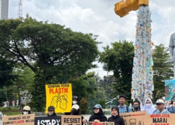 Depan Gedung Grahadi Surabaya, Siswa SMA Al Muslim Kampanye Peduli Sampah
