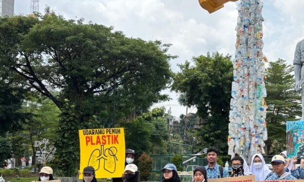 Depan Gedung Grahadi Surabaya, Siswa SMA Al Muslim Kampanye Peduli Sampah