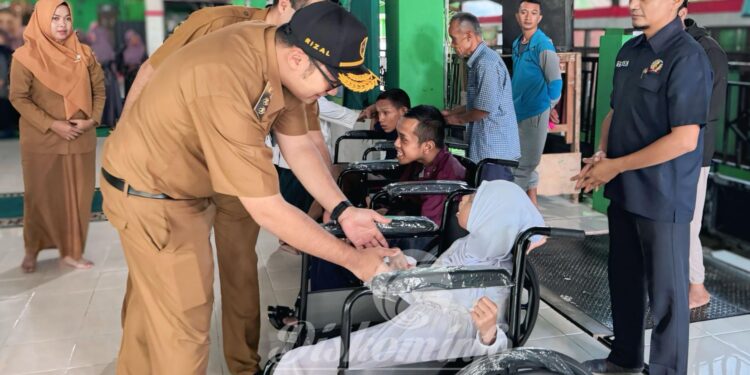 Wabup Rizal Serahkan 2.220 Kg Bantuan Beras Pada 5 LKSA