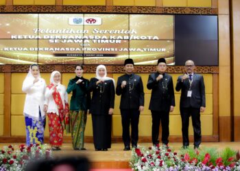 Arumi Baschin Lantik Dewi Natalia Yudha Adji Sebagai Ketua Dekranasda Lumajang