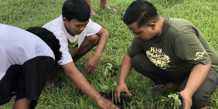 Peringati Nuzulul Qur’an dan Hari Hutan Sedunia, SMK YPM 7 Tarik Lakukan Aksi Tanam Pohon
