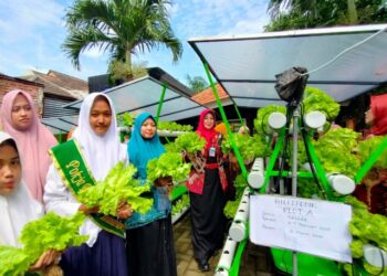 Siswa SMP Negeri 4 Sidoarjo Bagikan Sayur Hasil Panen
