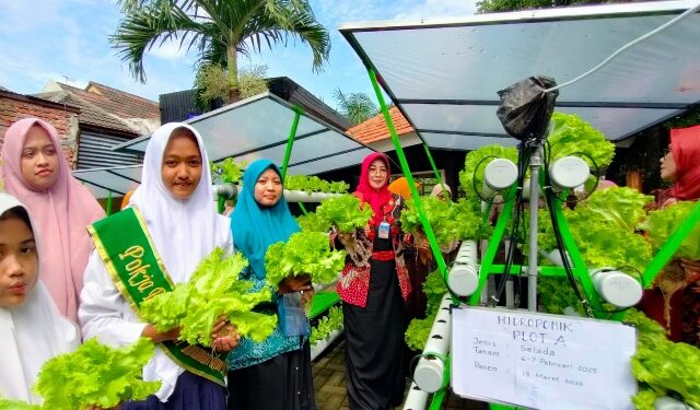Siswa SMP Negeri 4 Sidoarjo Bagikan Sayur Hasil Panen