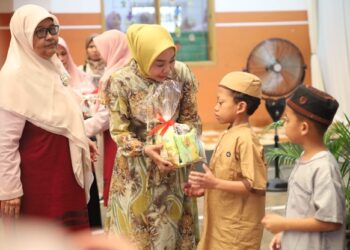 dr Sriatun Apresiasi Al Muslim Bagikan 1.443 Sembako Kepada Yatim-Dhuafa