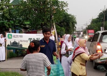 Siswa SMP YPM 1 Taman Bagikan Paket Takjil Gratis Onthe Road di Jalan Bambe