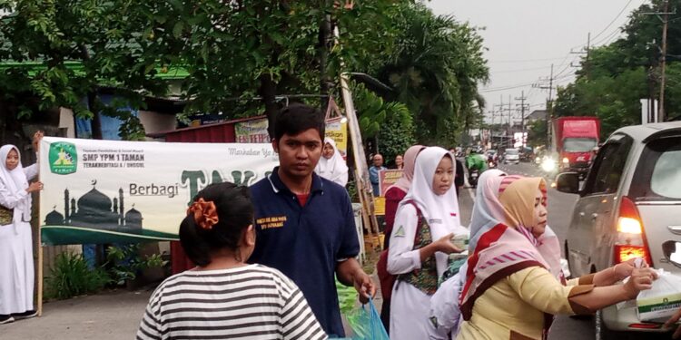 Siswa SMP YPM 1 Taman Bagikan Paket Takjil Gratis Onthe Road di Jalan Bambe