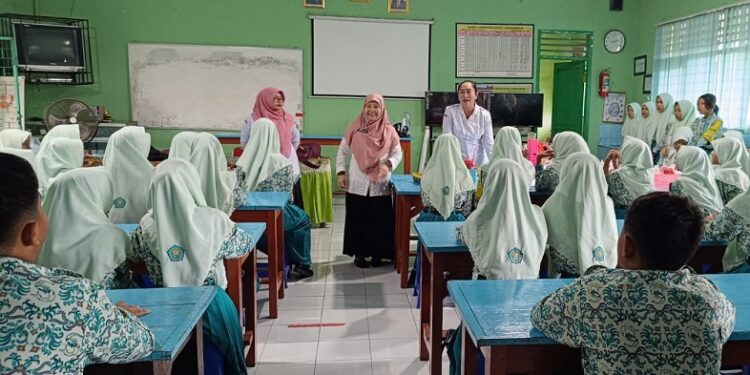 Siswa SMP Negeri 2 Sukodono Diajari Membuat Ecoprint