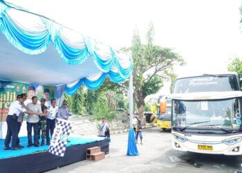 Bupati Lamongan Yuhronur Efendi Berangkatkan Sepuluh Bus Balik Bareng Gratis