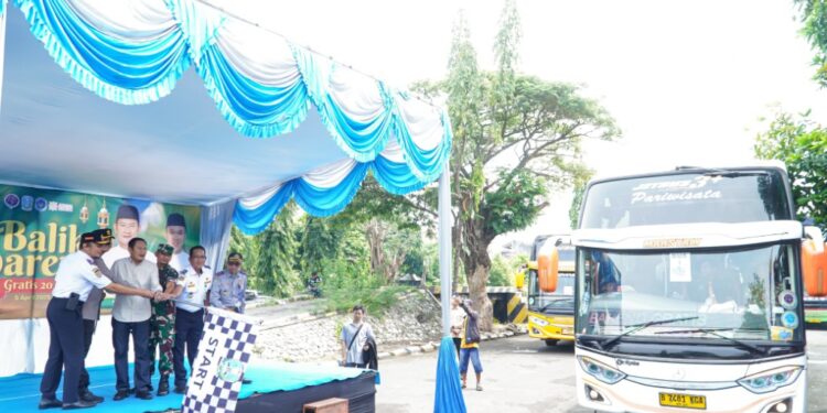 Bupati Lamongan Yuhronur Efendi Berangkatkan Sepuluh Bus Balik Bareng Gratis