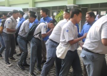 Akhiri Kegiatan PSAJ, Siswa SMK YPM 1 Taman Lakukan Mushafahah Bersama Guru, pimpinan dan Staff