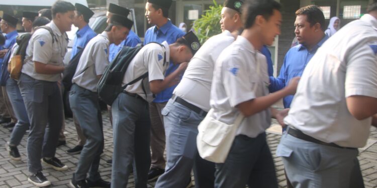 Akhiri Kegiatan PSAJ, Siswa SMK YPM 1 Taman Lakukan Mushafahah Bersama Guru, pimpinan dan Staff