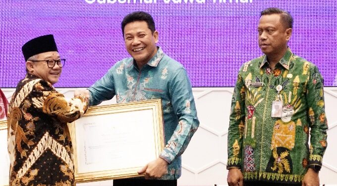 Menteri Pendidikan Beri Penghargaan UKBI Tingkat Nasional Kepada Kabupaten Sidoarjo