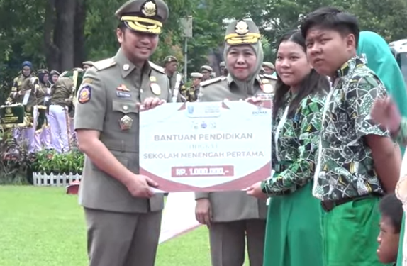 Gubernur Jatim Beri Bantuan Kepada Anak Yatim dan Pelajar Sidoarjo
