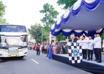 Bupati Lamongan Berangkatkan Jamaah Menuju Asrama Haji Surabaya