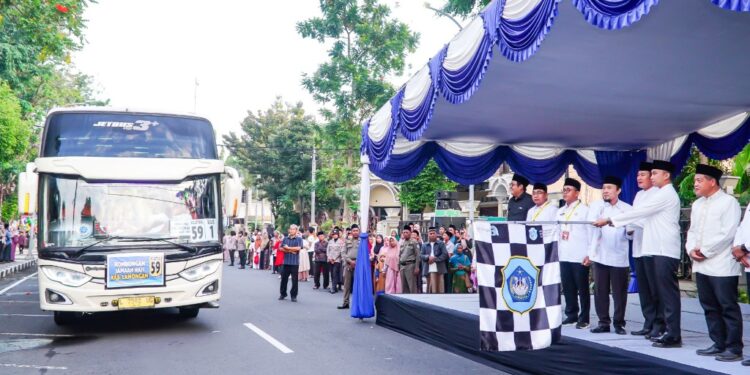 Bupati Lamongan Berangkatkan Jamaah Menuju Asrama Haji Surabaya