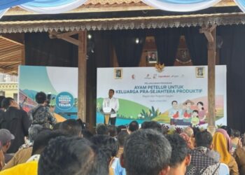 Tingkatkan Ekonomi Keluarga, Bupati Wahono Bagikan Puluhan Ribu Ayam Gratis