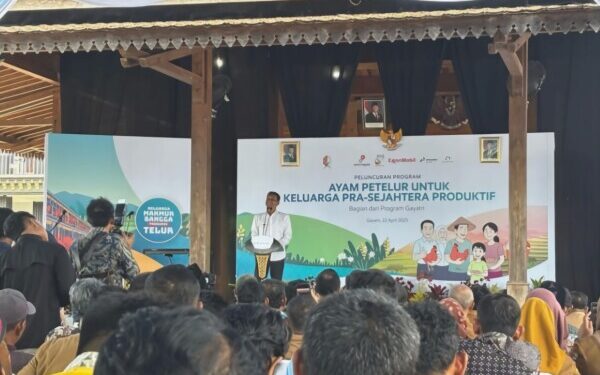 Tingkatkan Ekonomi Keluarga, Bupati Wahono Bagikan Puluhan Ribu Ayam Gratis