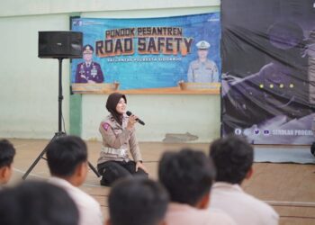 Sekitar 130 Santri SMA Progresif Bumi Sholawat Ikuti Safety Riding Satlantas Sidoarjo