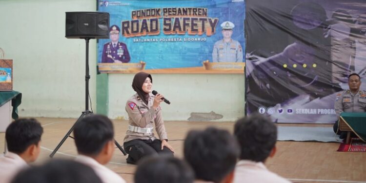 Sekitar 130 Santri SMA Progresif Bumi Sholawat Ikuti Safety Riding Satlantas Sidoarjo