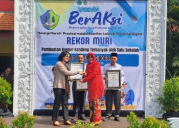 Buat 10.750 Nugget Bandeng, SMP Negeri 4 Sidoarjo Dapat Rekor MURI