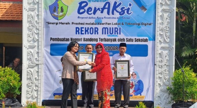 Buat 10.750 Nugget Bandeng, SMP Negeri 4 Sidoarjo Dapat Rekor MURI