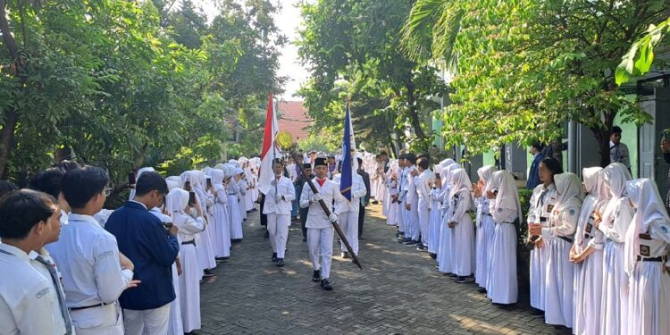 Ratusan Siswa SMA Negeri 3 Sidoarjo Ramaikan Pelepasan Dengan Kirap Sederhana