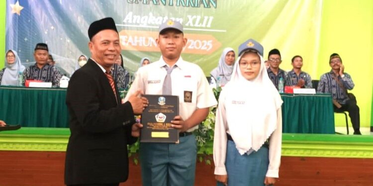 Pelepasan Siswa SMA Negeri 1 Krian Dilakukan Secara Sederhana