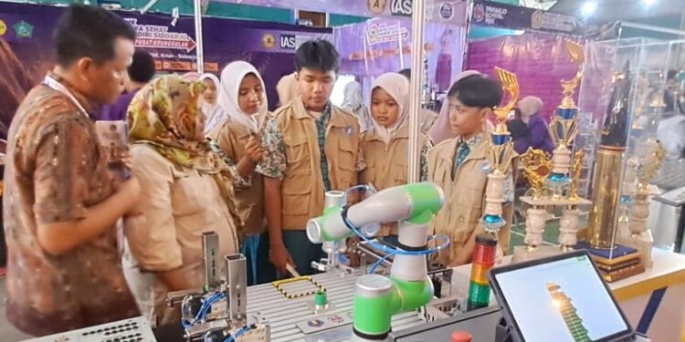 Stand Pameran SMK Krian 2 Sidoarjo Menarik Siswa SMP