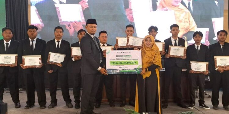 16 Siswa SMK YPM 8 Sidoarjo Dapat Beasiswa Prestasi dari UMAHA