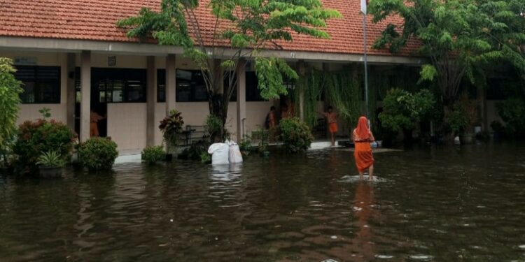 Walau Sering Dikunjungi Pejabat, SDN Kedungbanteng Tetap Terendam