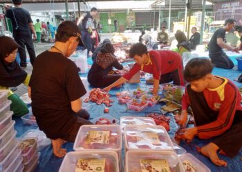 Kuatkan Empati dan Kebersamaan, YPM Sepajang Bagikan Ribuan Daging Qurban