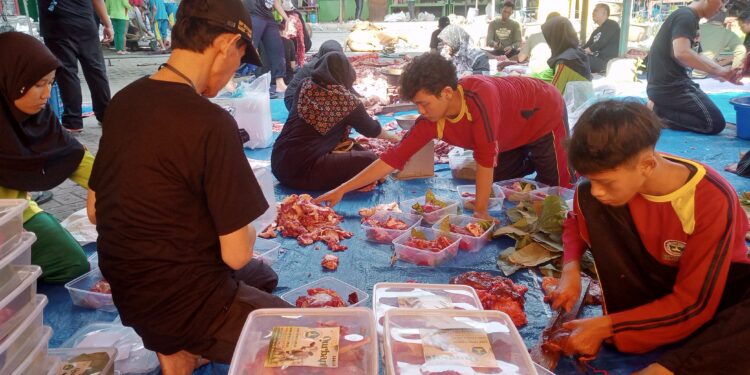 Kuatkan Empati dan Kebersamaan, YPM Sepajang Bagikan Ribuan Daging Qurban
