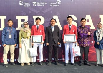 Prosesi Pelepasan Siswa SMK Telkom Sidoarjo Melalui Kirab dan Yel yel