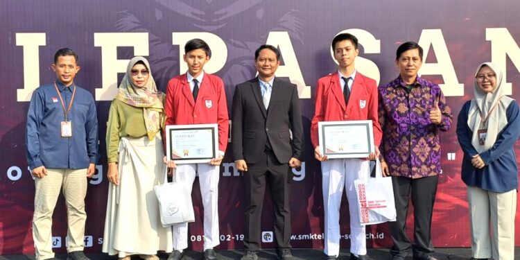 Prosesi Pelepasan Siswa SMK Telkom Sidoarjo Melalui Kirab dan Yel yel