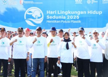 Peringati Hari Lingkungan Hidup Sedunia, Bupati Bojonegoro Pimpin Aksi Bersih-bersih Sampah Plastik