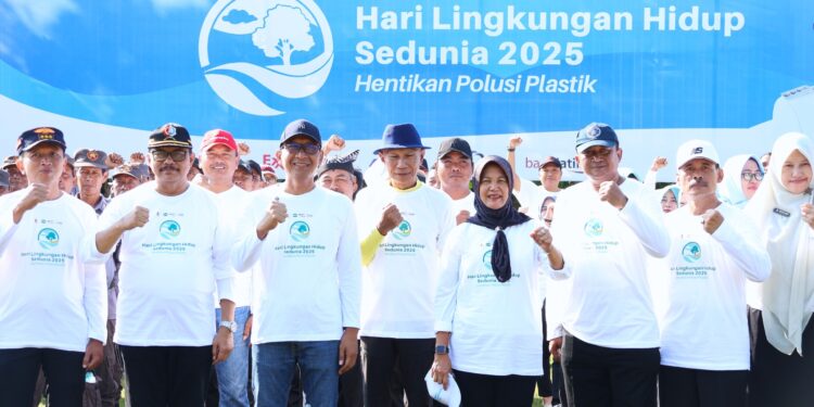 Peringati Hari Lingkungan Hidup Sedunia, Bupati Bojonegoro Pimpin Aksi Bersih-bersih Sampah Plastik