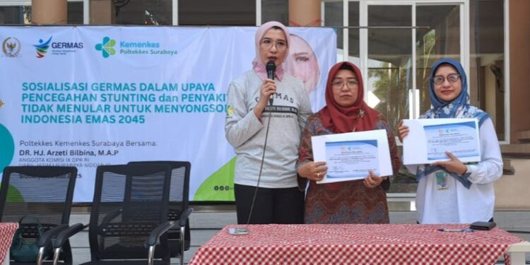 Arzeti Bilbina Sosialisasikan Germas Bersama Poltekes Kemenkes Surabaya di SMK Antartika 2 Sidoarjo
