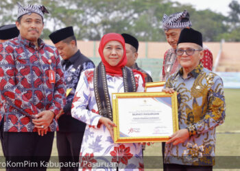 Mas Bupati Rusdi Raih Predikat Tokoh Pembina Koperasi dari Gubernur Khofifah