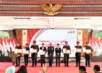 Peringati Hari Bhayangkara ke-79, Gus Bupati Berikan Reward Untuk Polisi Berprestasi