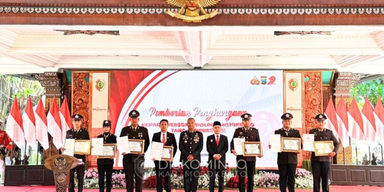 Peringati Hari Bhayangkara ke-79, Gus Bupati Berikan Reward Untuk Polisi Berprestasi