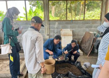 Mahasiswa UNAIR Ubah Limbah Jadi Berkah Lewat Program BOKASGOT di Mojokerto