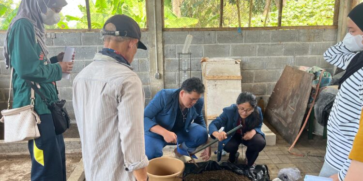 Mahasiswa UNAIR Ubah Limbah Jadi Berkah Lewat Program BOKASGOT di Mojokerto