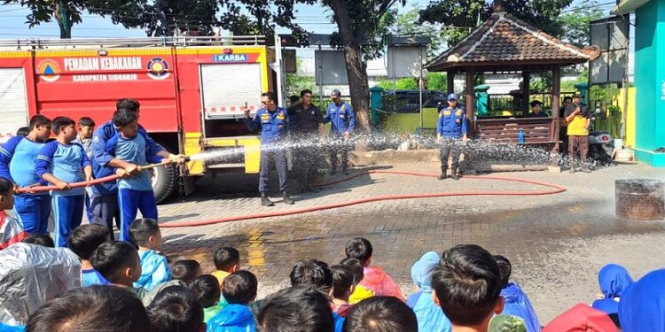 MPLS SDIT El Haq Sidoarjo Perkenalkan Tentang Pemadam Kebakaran Sejak Dini
